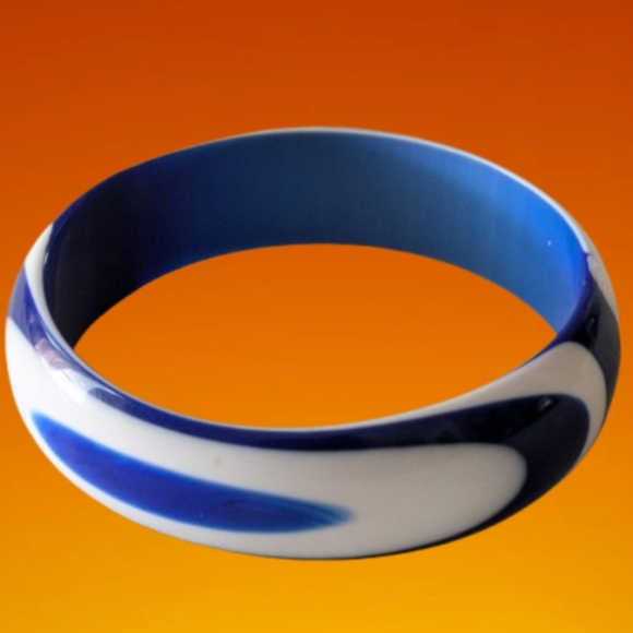 Vintage 1960s Swirl Lucite Bangle Bracelet - Picture 1 of 4